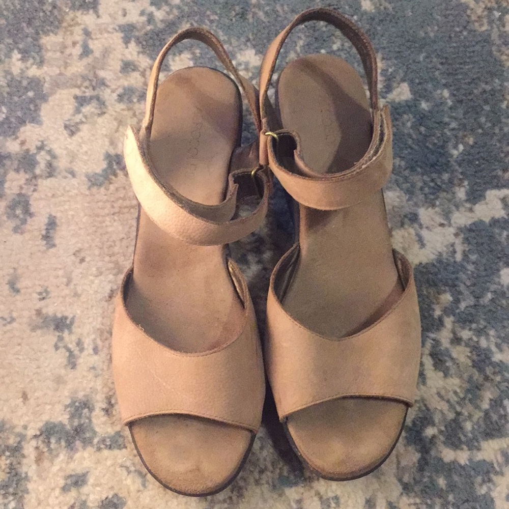 Tan suede aerosoles platform sandals. Sz 11
